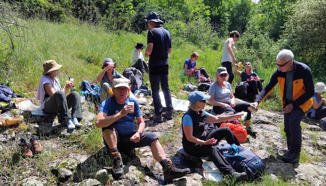 Img 20260507 repas groupe 1 au bord du ruisseau du chaix